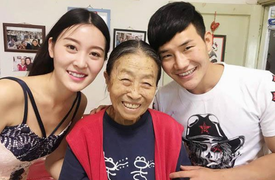 张少华:一生住在40平的房子里,去世1年多,丈夫的痴爱让人泪目