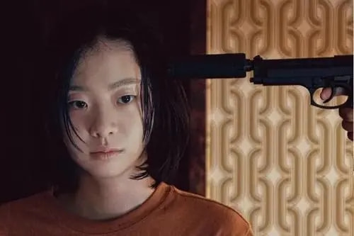 她的中文水平达10级，凭借“尺度片”得到认可，不惜为戏增重8斤