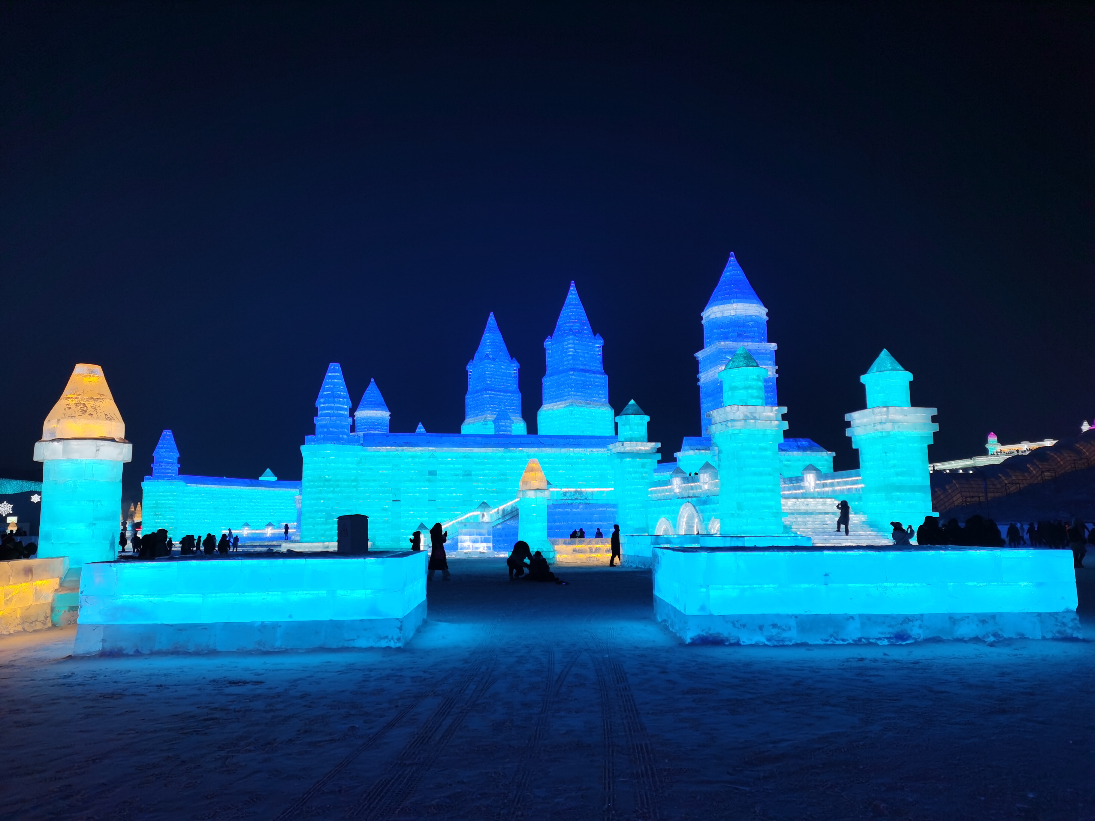 哈尔滨冰雕夜景图片