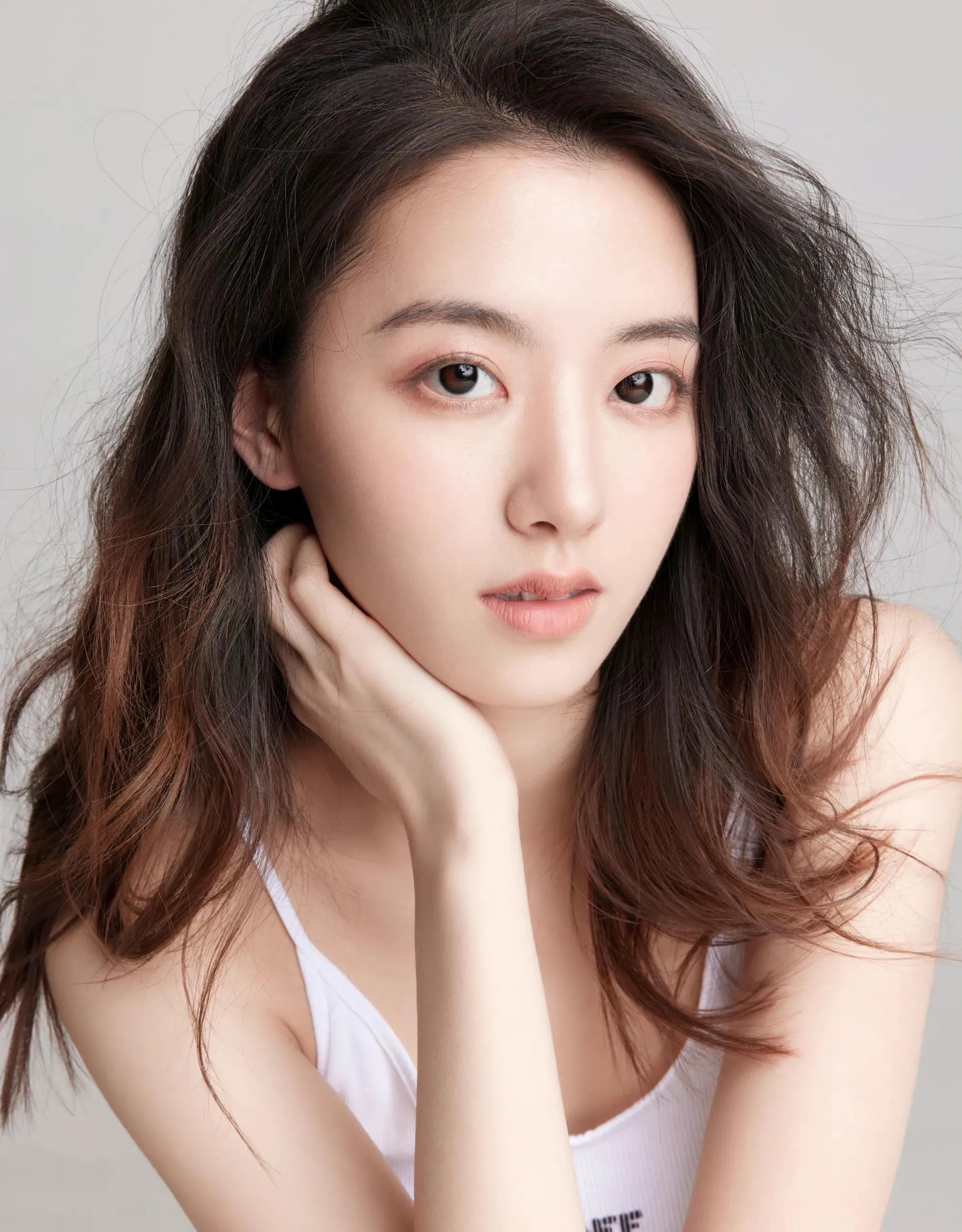 美女演员何子怡