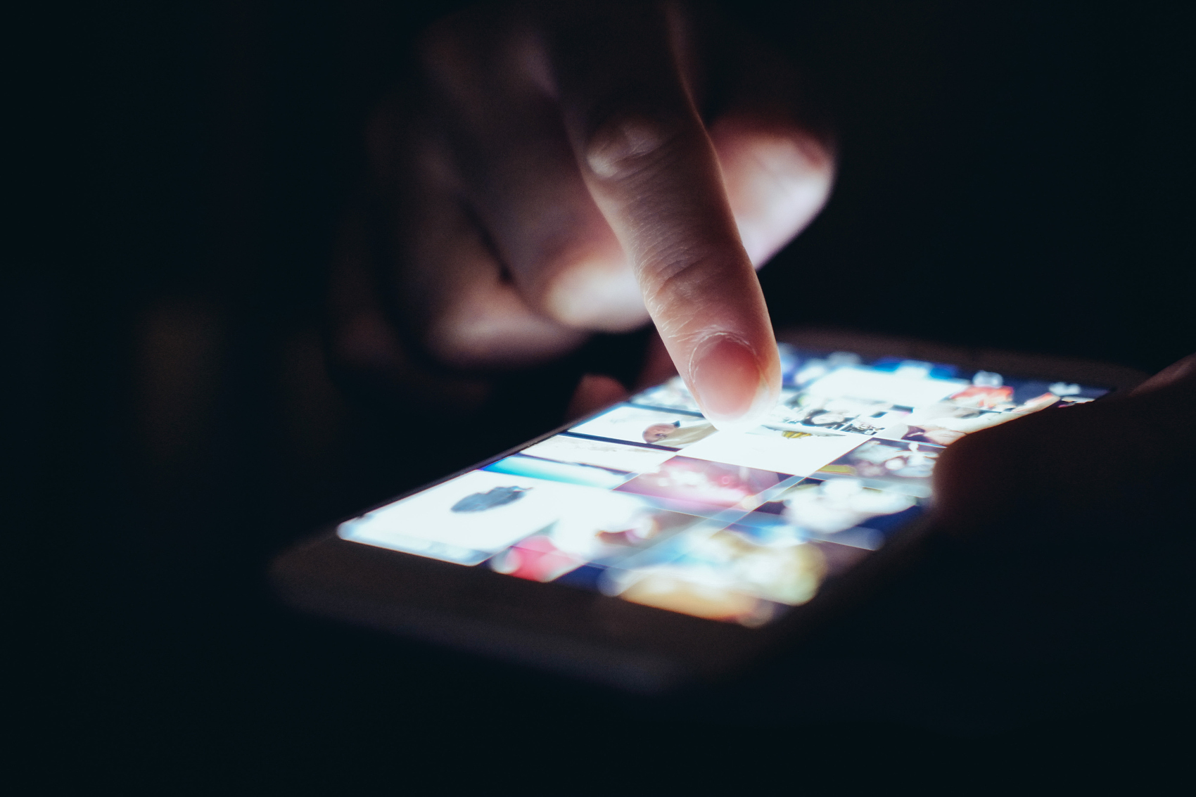 手机出货量暴跌三成，00后4年没换手机，从业者庆幸转行早