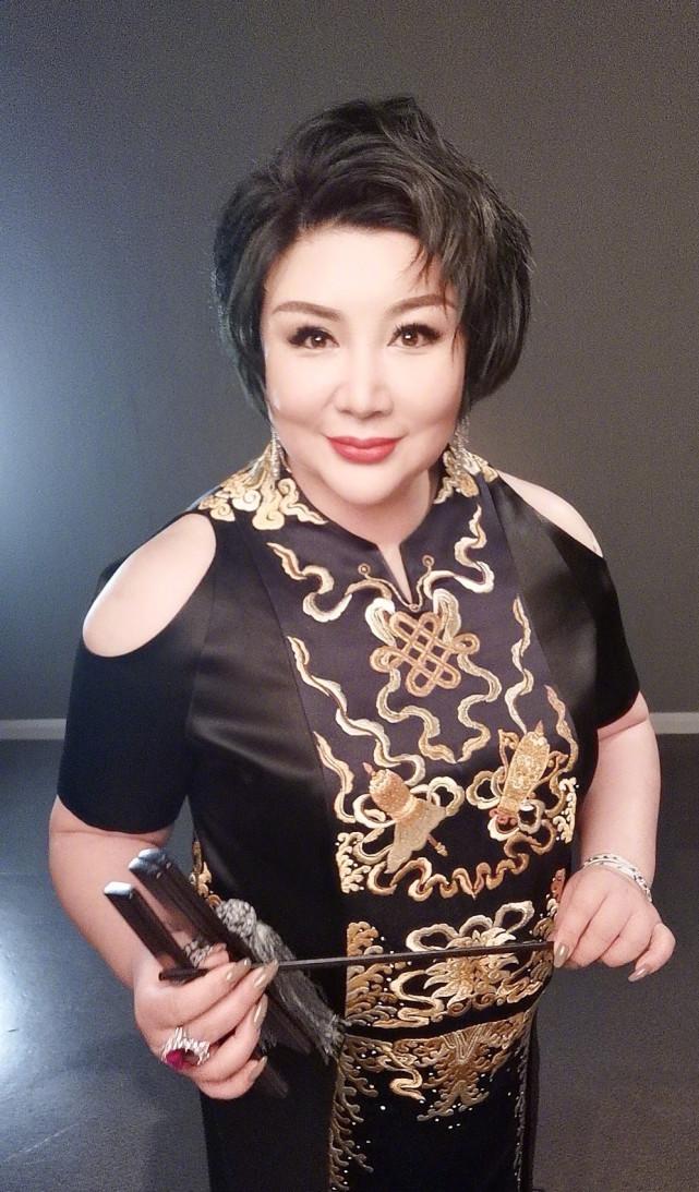 郭德纲老婆王惠带儿子现身,身体过胖引担忧,走路需要人搀扶-蘑菇号