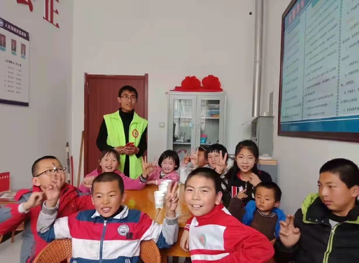 宁夏小伙回乡参与家乡建设，助力16岁不识字少年重回校园