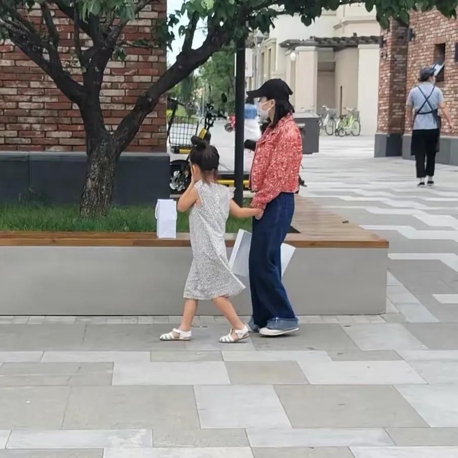 偶遇8岁嗯哼和“妹妹”街头等绿灯，背网球拍骑平衡车少年感满满