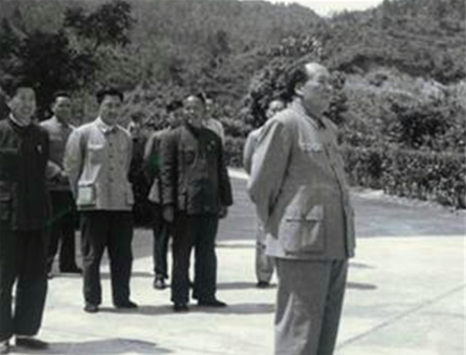 毛主席重回井冈山，离开时嘱咐汪东兴：把两位嫂子请过来见一见
