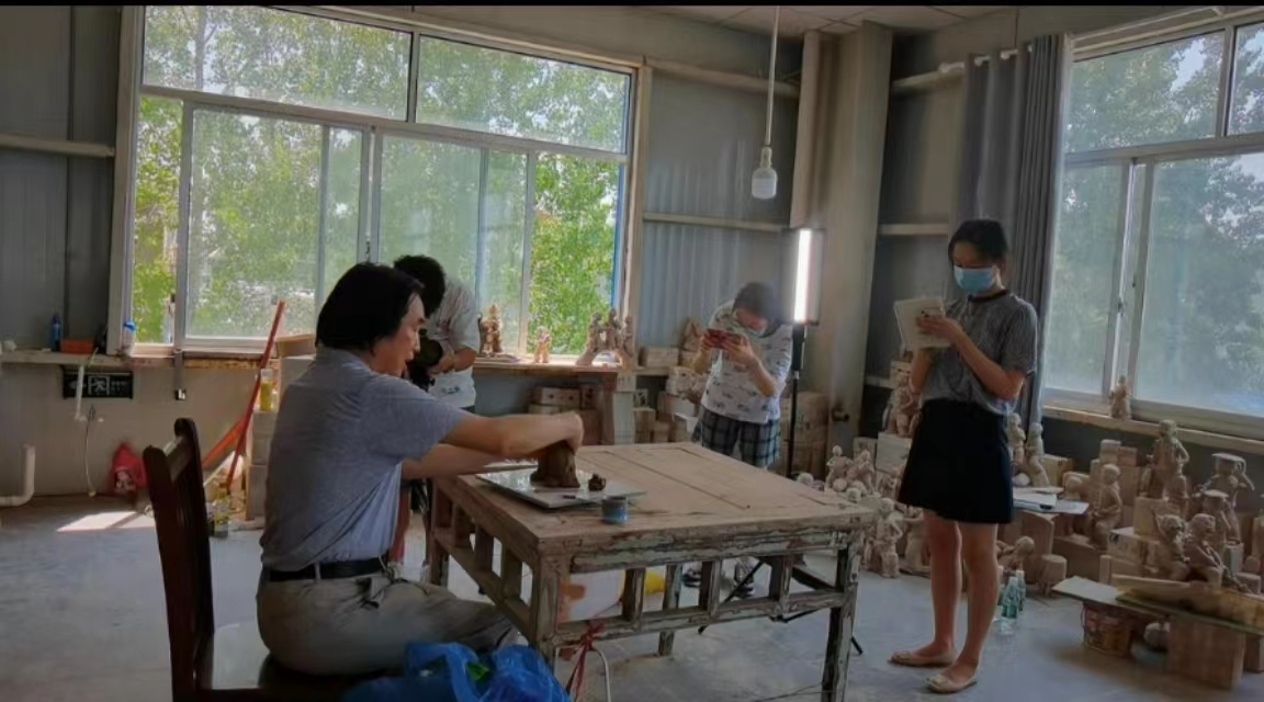 大学生们来郸城拍摄泥塑制作技艺