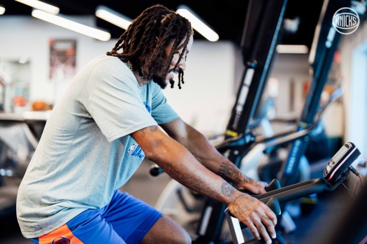 罗斯14世界杯训练赛(罗斯最新训练照,眼神坚毅肌肉明显,满身伤病打14