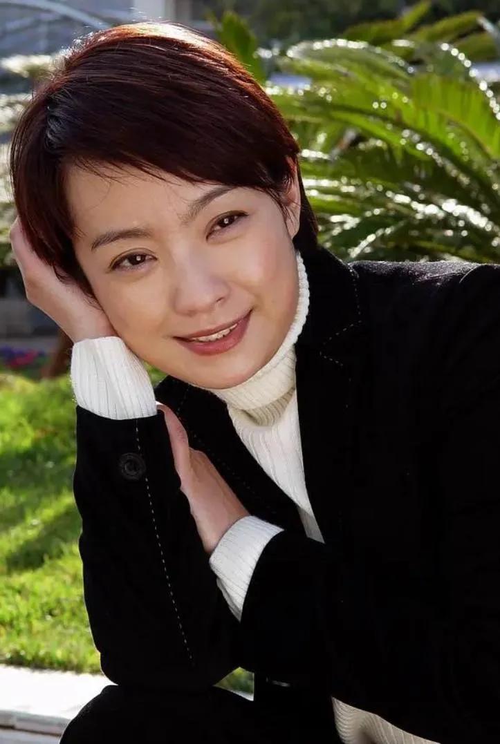 王海燕:嫁小1岁的张嘉益,41岁才当妈妈,如今生活幸福