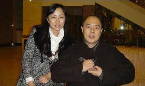 “皇帝专业户”张铁林：改国籍，字画卖十万，痴恋女学生不负责