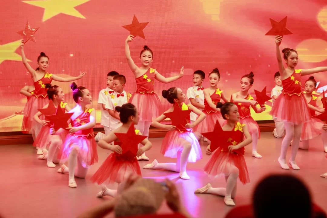华阳实小举行“童星耀五月·艺术绽花开”群舞比赛（三四年级）