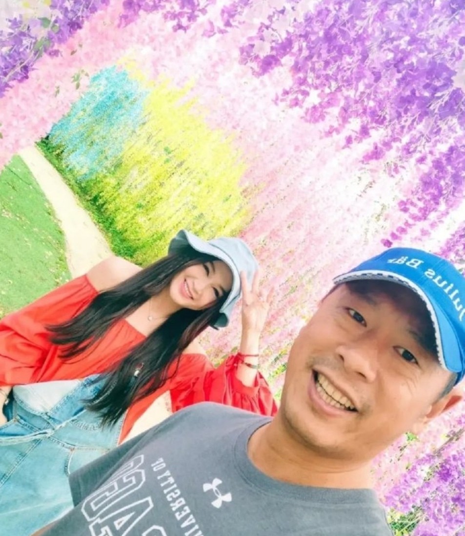 55岁温碧霞近照好嫩，站豪车上凹造型像少女，穿长裙164身高像150