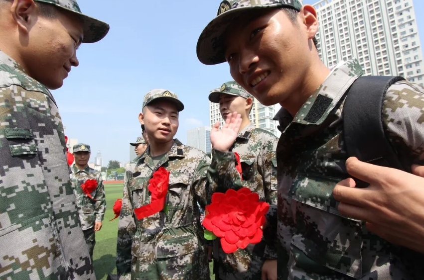 大学生“应征入伍”，2年能拿到多少补助？想参军的还需提前了解