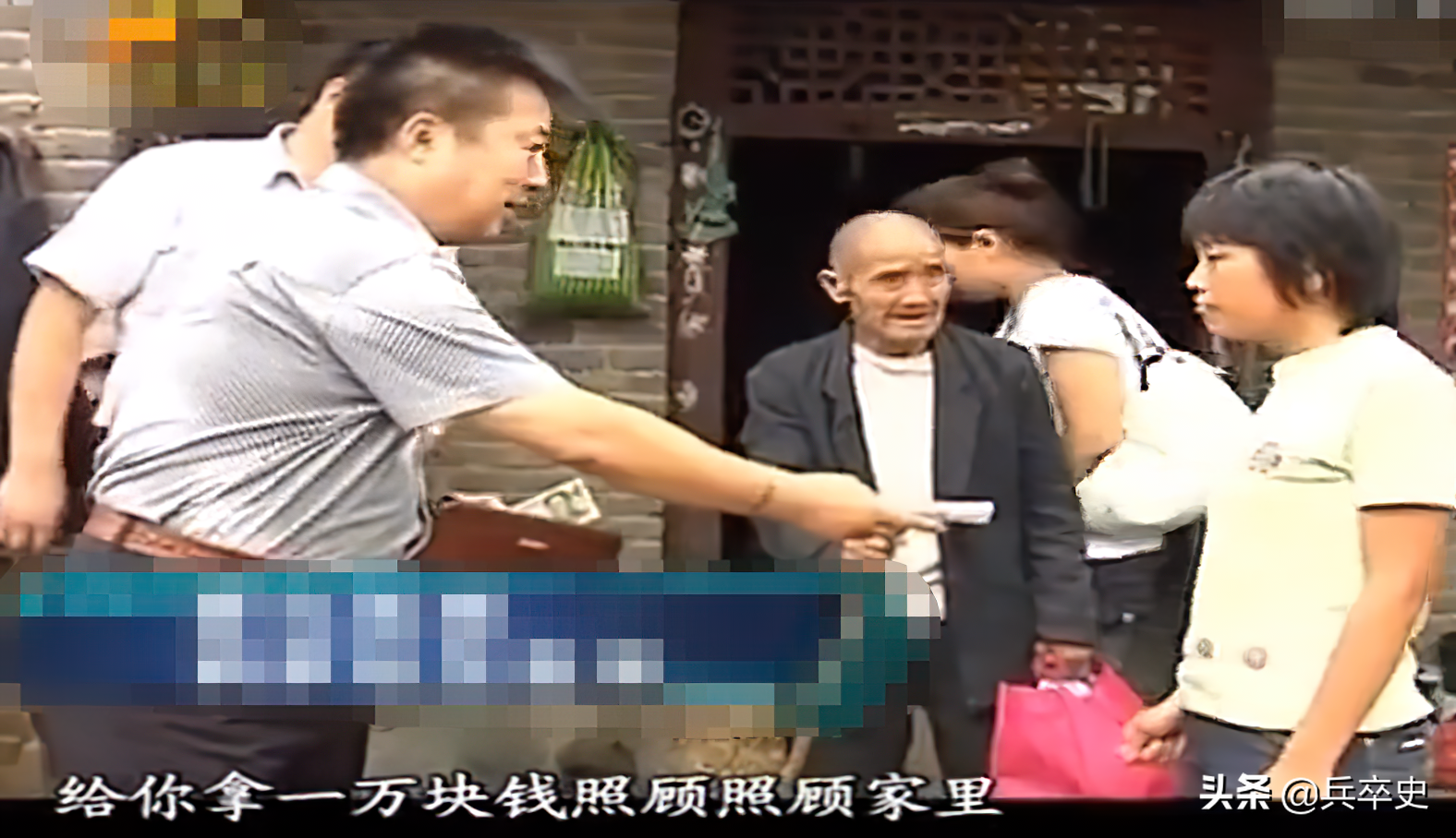 2010年，河南18岁少女“工地”搬水泥赚学费，家里穷的盐都买不起