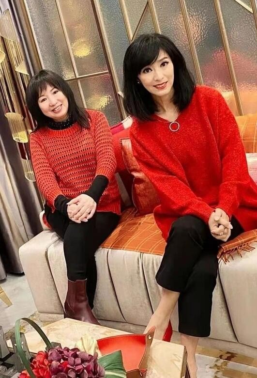 米雪这骨相真耐老，穿宽松毛衣仍有骨感身材，丝毫看不出实际年龄