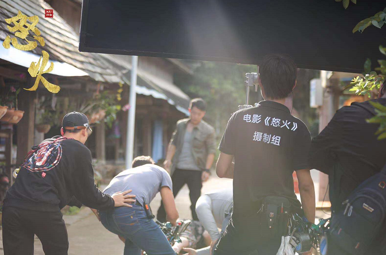 电影《怒火》云南版纳开机 王清亭演绎动人心魄的热血燃情之旅