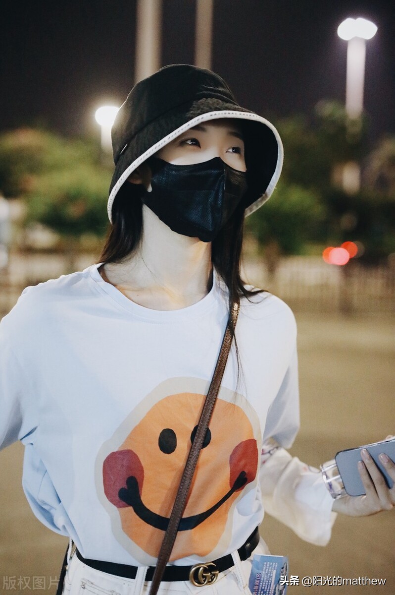 吕小雨穿短T搭短裤现身机场，戴渔夫帽清纯可爱