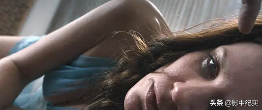 她被下药囚禁到地下室，当众多人性奴，报警后英国警方：你穿多少