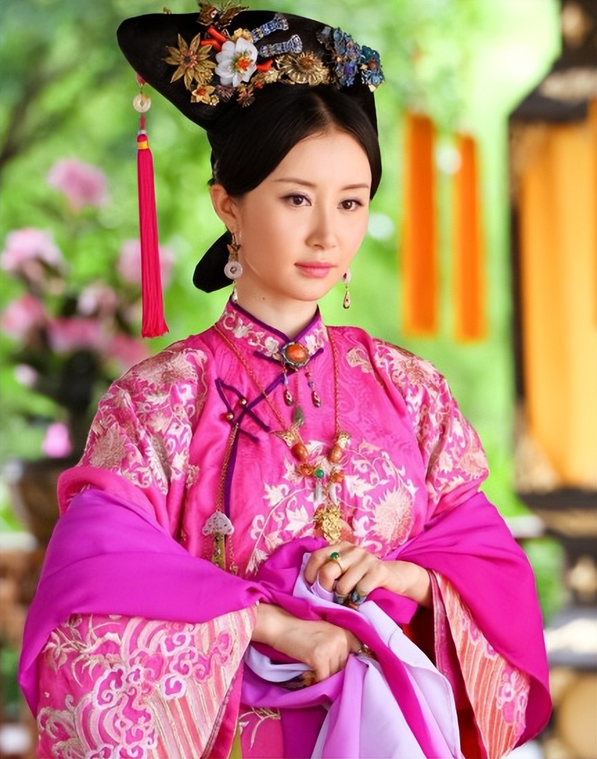 在2012年,在宫廷剧《宫锁珠帘》中出演性格迥异的双胞胎姐妹云嫔,牡丹