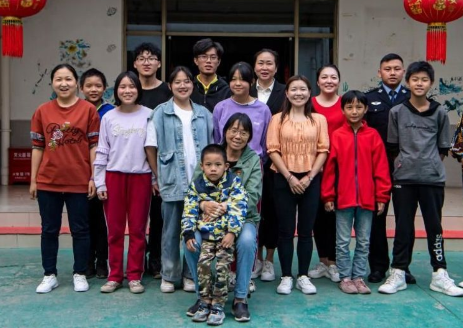 拼命三娘张桂梅校长感动身边人，领导：我们决不能捧着骨灰宣传您