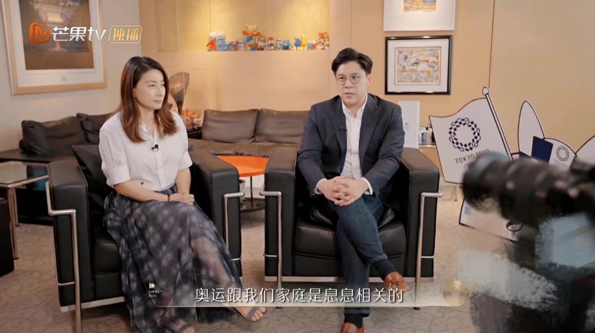 郭晶晶霍启刚让人感动！参加访谈，郭晶晶终于变美穿衬衣太优雅