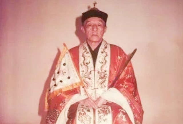 60年代末，最后一任张天师撒手人寰后继无人，接班乱象频出