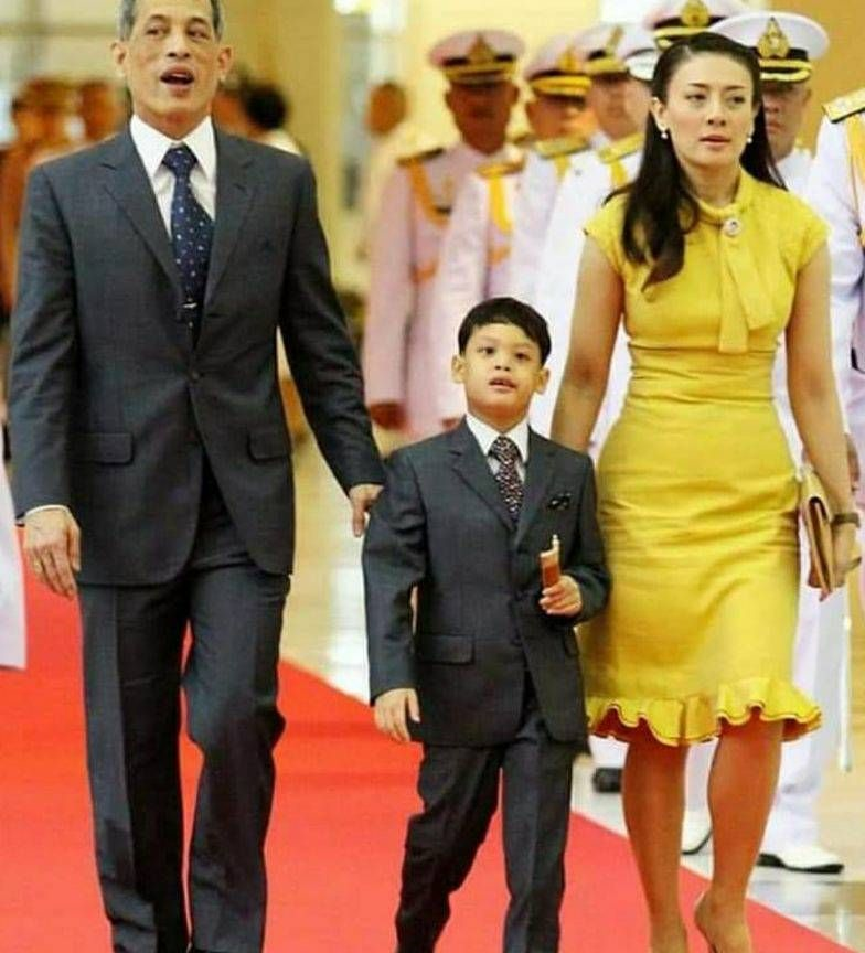 2014年泰国最美王妃,被爆出赤裸趴地给狗喂食,全程多人围观录像