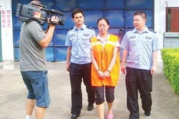 2011年，贺州一家四口被灭门，两枚脚印揭开凶手身份：死者亲妹妹