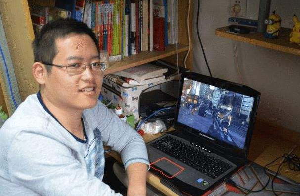 大学生沉迷追剧打游戏，鼠标垫“暗藏玄机”，家长：打吧，没关系