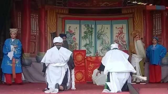 河南5旬女子靠哭丧为生，一场赚700元每年磕头上万次，如今已买楼