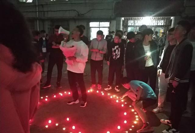 男大学生当众示爱，没有经过女生允许直接“上嘴”，旁观者怒了