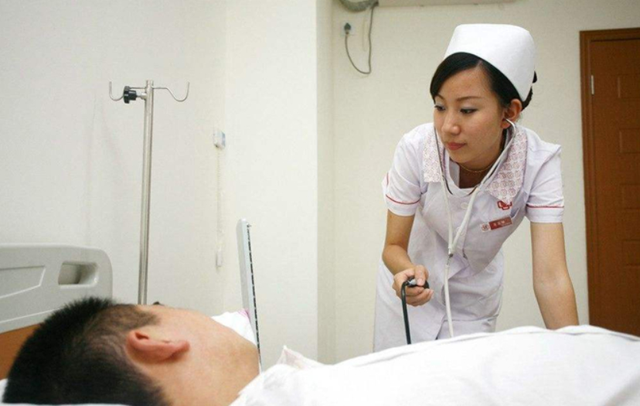 女护士处理男患者隐私时，会感觉尴尬吗？23岁实习护士说出实情