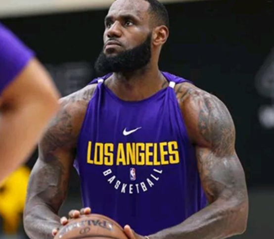 nba为什么喜欢紧身球衣(在NBA，当你肌肉强壮到一定程度 球衣就能穿出紧身衣效果)