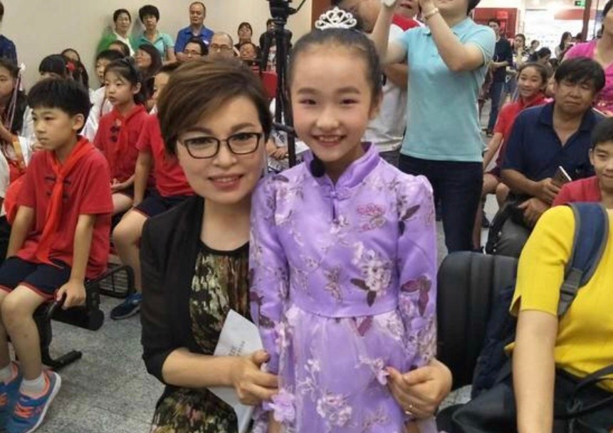 央视国脸李瑞英,28年工作零失误!儿子坠楼却引来网友口诛笔伐