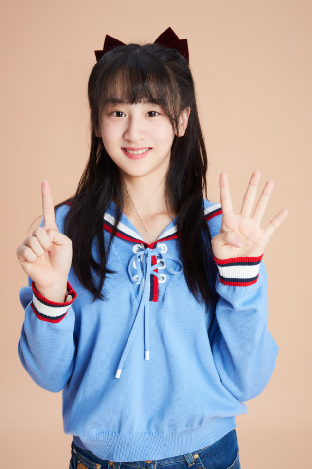 田亮女儿生日大片曝光，14岁森碟笑眼弯弯，乖乖女发型好文静