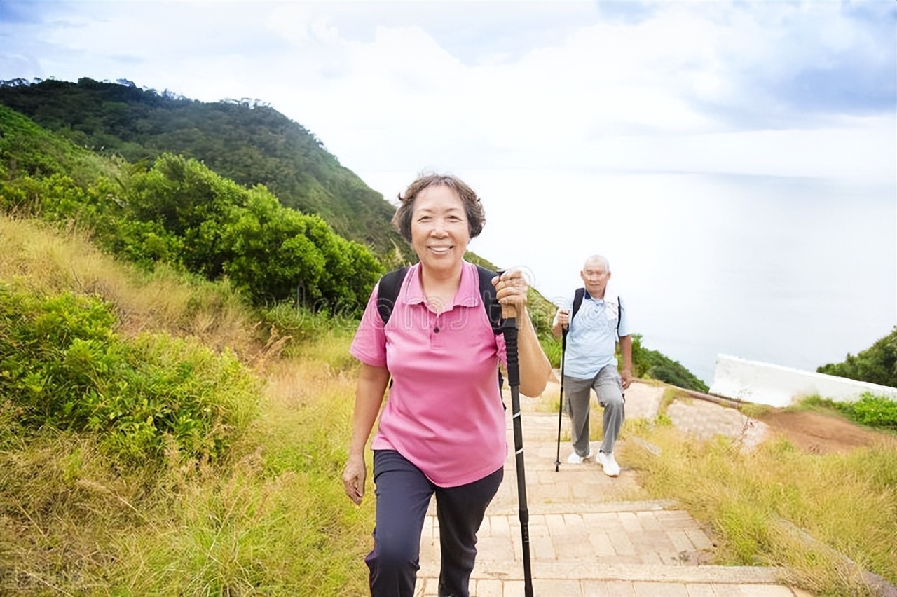 适合老年人的旅游团(52岁大妈搭伙62岁大爷三个月) - 悦闻天下