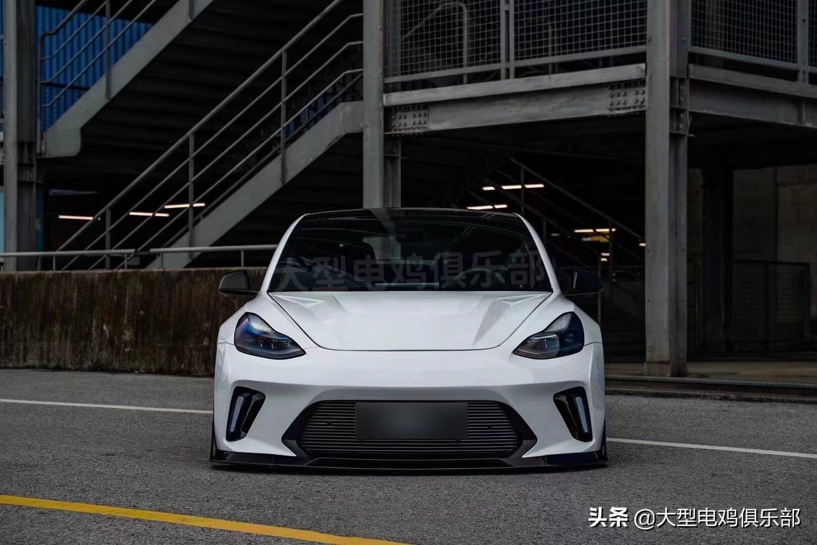 白色特斯拉model 3改装宽体套件