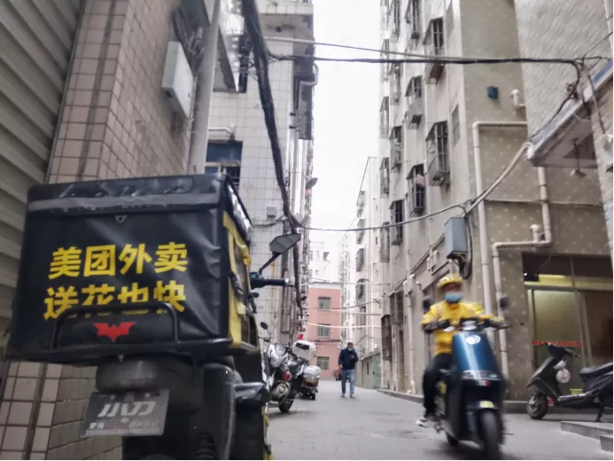 骑着外卖车的富士康工人,决定把家安在深圳