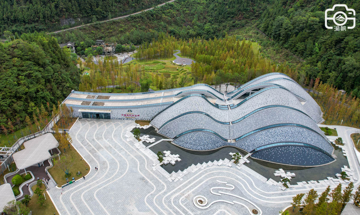 但一到这里就爱上了(重庆最美的景区游客中心，空中俯瞰如同一把小提琴，周边秋色渐美)