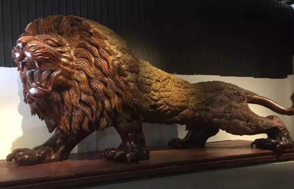 广西男子雕"东方雄狮"根雕,富豪出300万被拒,如今闲置在仓库