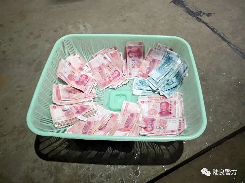 云南曲靖:一村民河里捞起一个包，民警“晒”钱寻失主