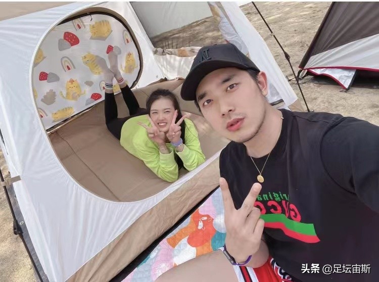 cba总决赛技术台哪个美女（张常宁搂肩吴冠希，陪老公看篮球赛，首次晒豪宅内景，手办堆满屋）