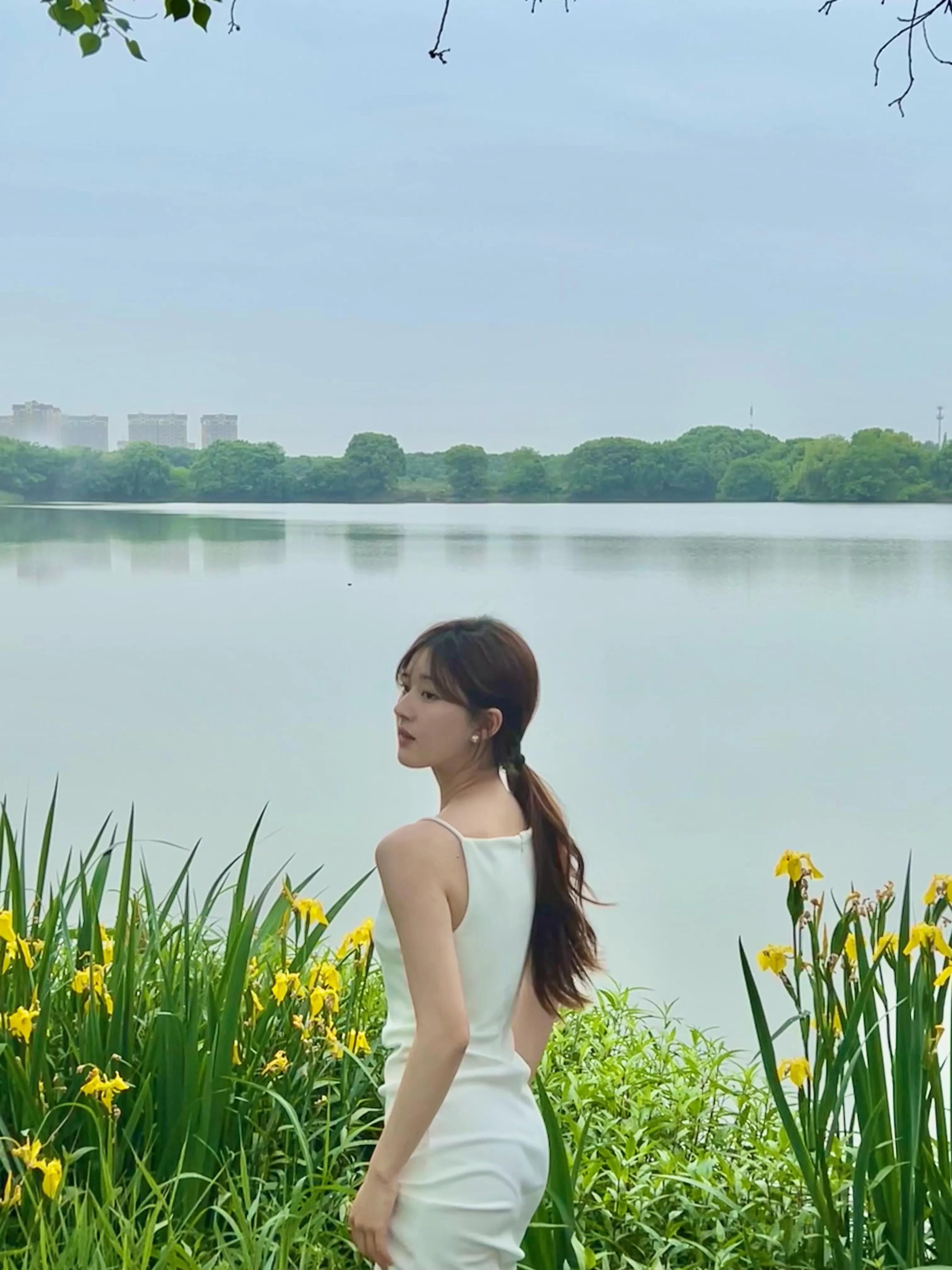 从网红成长为明星，赵露思甜美写真欣赏