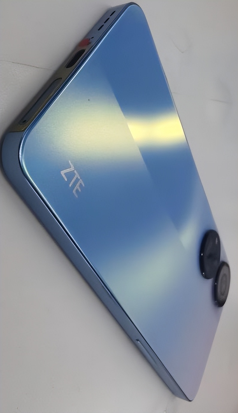 中兴Axon 40 SE真机曝光：配备屏下摄像头、直角边框设计