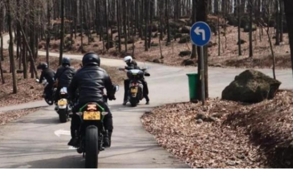 19年，南京44岁单亲妈妈，骑机车去欧洲看望女儿，93天穿越25国