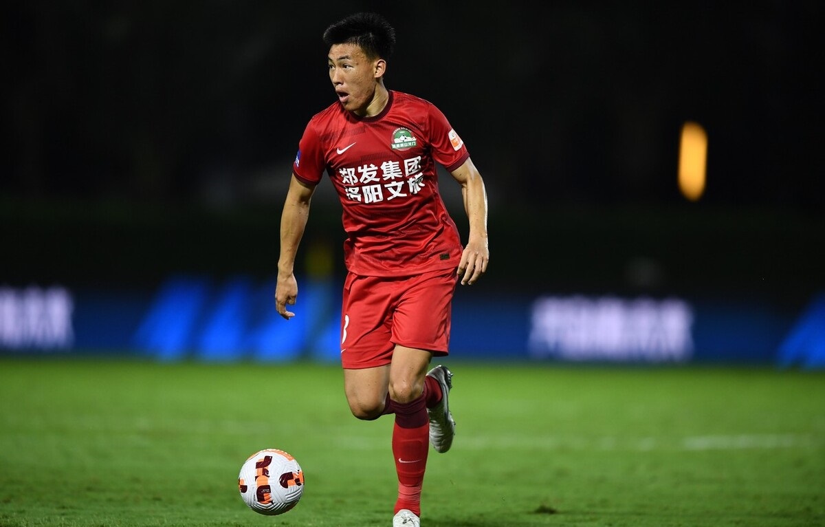 足球运动员杨帅出生于(河南队捡到宝了,新援中卫本轮表现出色,未来可