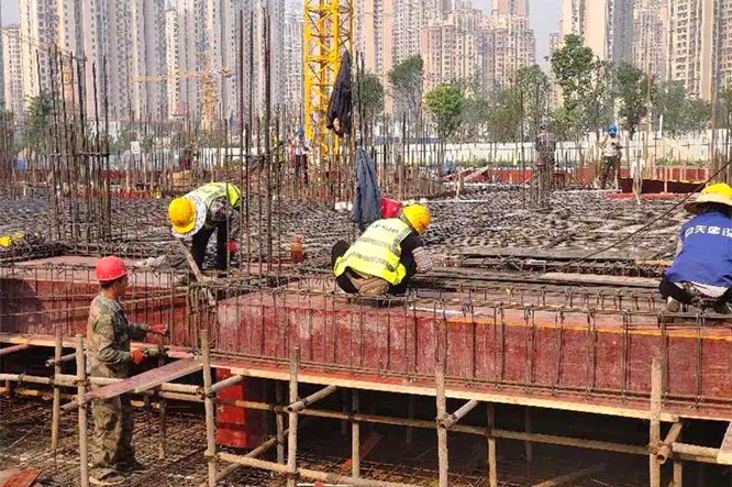 建筑工地上的女民工越来越多，居住环境有待提高