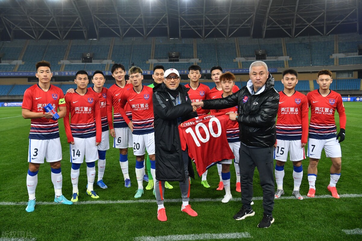 新"重庆队"成立,坐拥专业足球场,从中冠开始踢起)