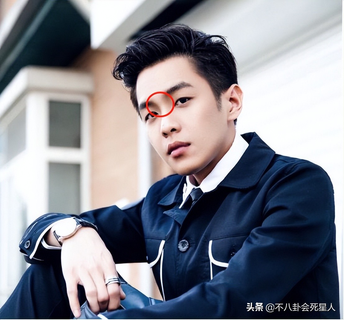 但鼻子好看不仅仅是鼻梁与鼻头,还有男生最重要的眉间三角区,眉弓与