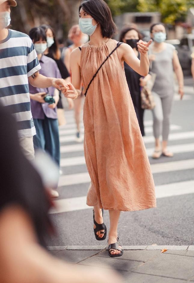 上海街头的女人都很懂穿搭，就算穿长裙，气质也美的不保守