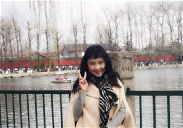 54岁《红楼梦》晴雯近况，替夫还债千万！泪崩自述丈夫死后租房住